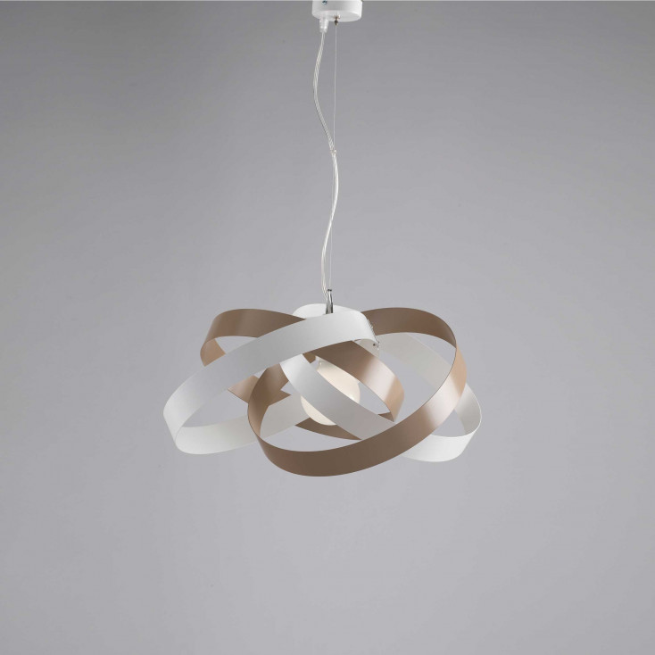 Lampada a sospensione singola con struttura in metallo dalle linee moderne