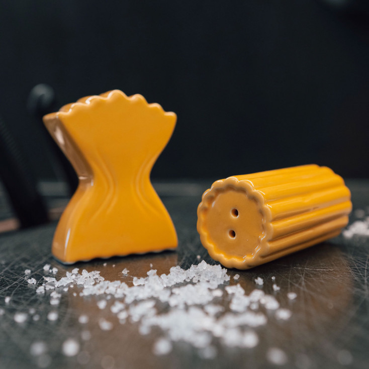 Set sale e pepe a forma di pasta a farfalla e rigatone in ceramica