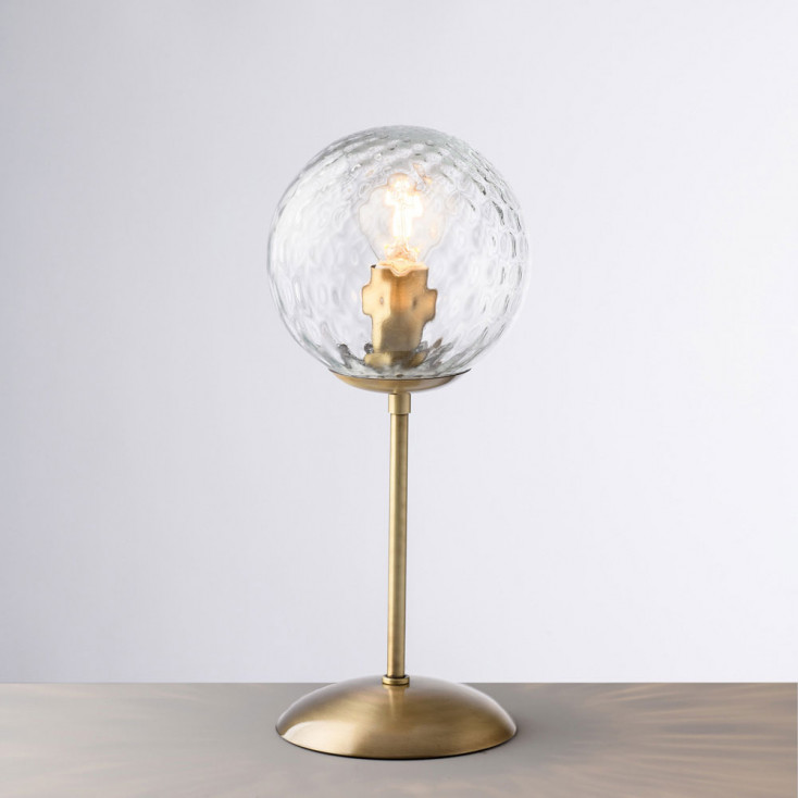 Abatjour in metallo con un diffusore in vetro dal design moderno ed elegante