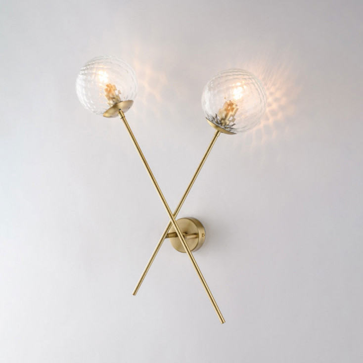 Applique da parete in metallo con 2 diffusori dal design moderno ed elegante