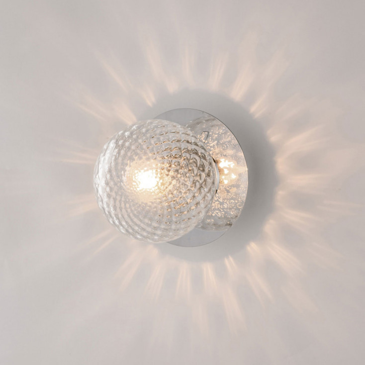 Applique da parete in metallo con diffusore in vetro dal design moderno
