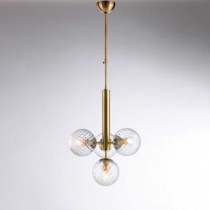 Lampadario in metallo con diffusori in vetro dal design moderno