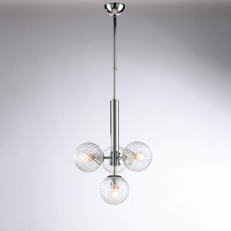 Lampadario in metallo con diffusori in vetro dal design moderno