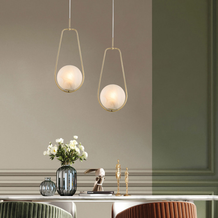 Lampada a sospensione moderna con struttura in metallo e diffusore in vetro