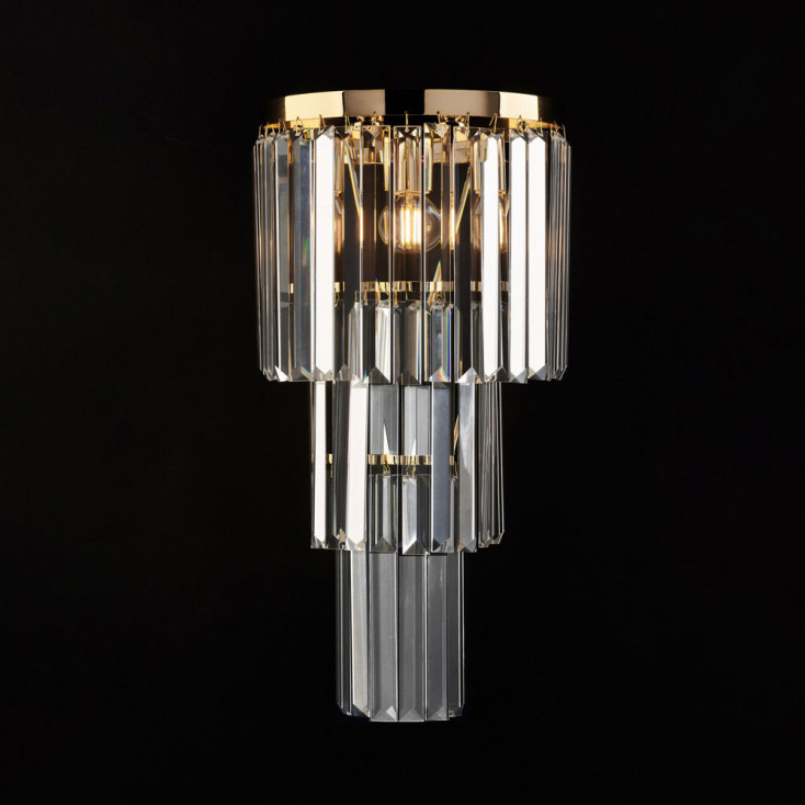 Lampada da parete classica con struttura in metallo e paralume in vetro