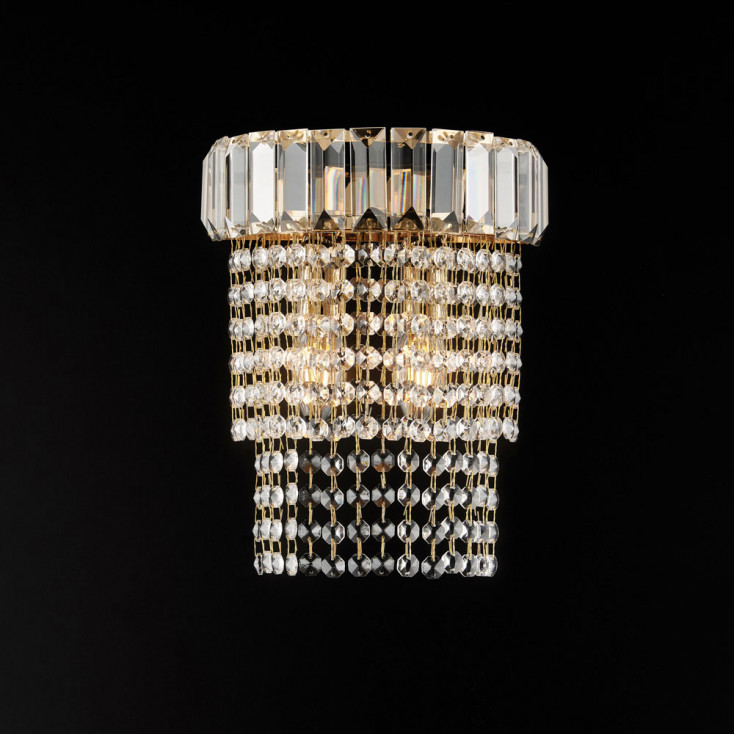 Lampada da parete classica con struttura in metallo e paralume in vetro