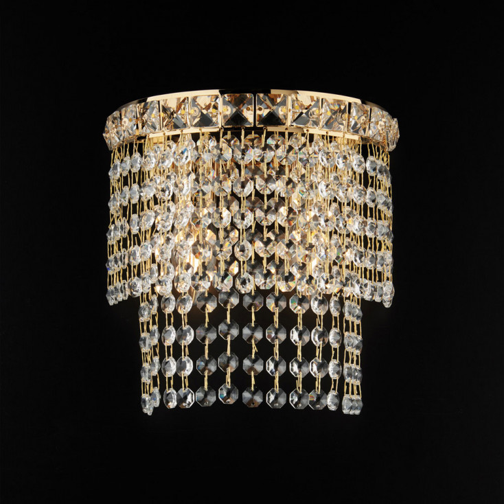 Lampada da parete classica con struttura in metallo e paralume in vetro