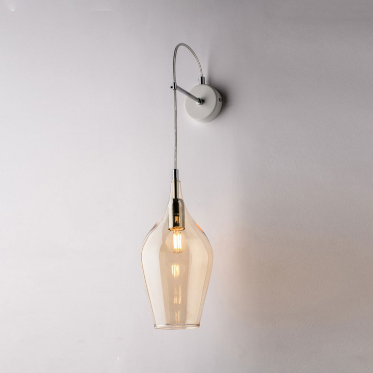 Lampada da parete con singolo diffusore in vetro dal design moderno ed elegante