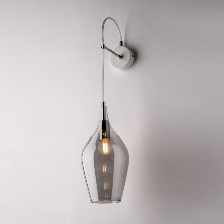 Lampada da parete con singolo diffusore in vetro dal design moderno ed elegante