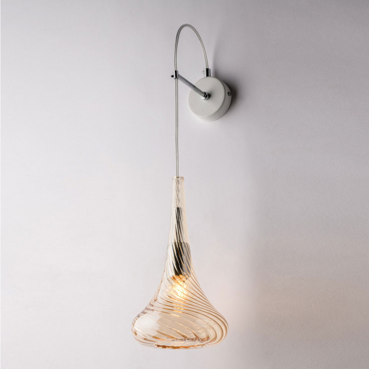 Lampada da parete con singolo diffusore in vetro dal design moderno ed elegante