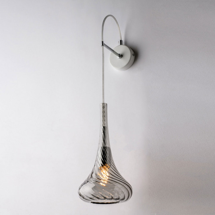 Lampada da parete con singolo diffusore in vetro dal design moderno ed elegante
