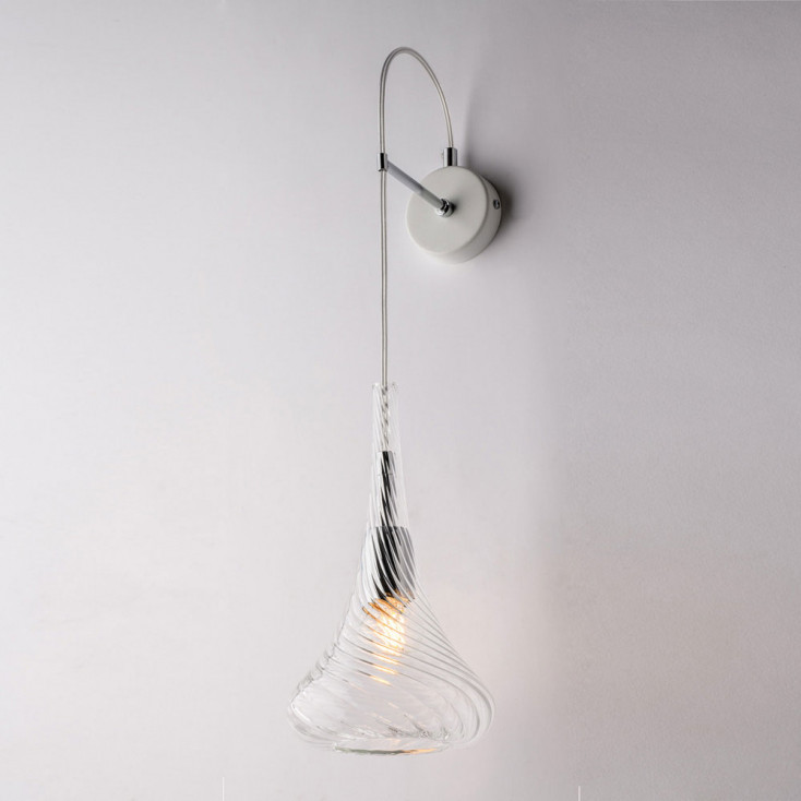 Lampada da parete con singolo diffusore in vetro dal design moderno ed elegante