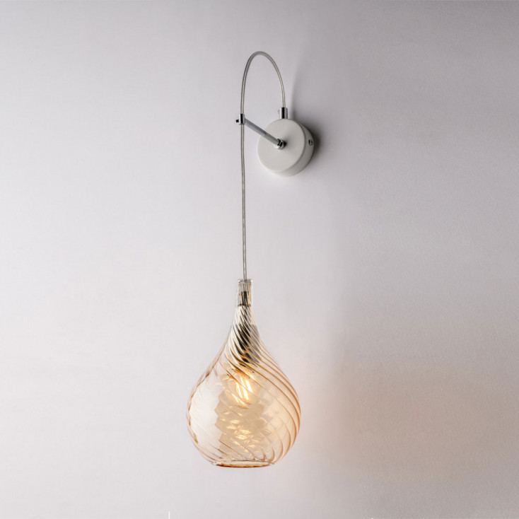 Lampada da parete con singolo diffusore in vetro dal design moderno ed elegante