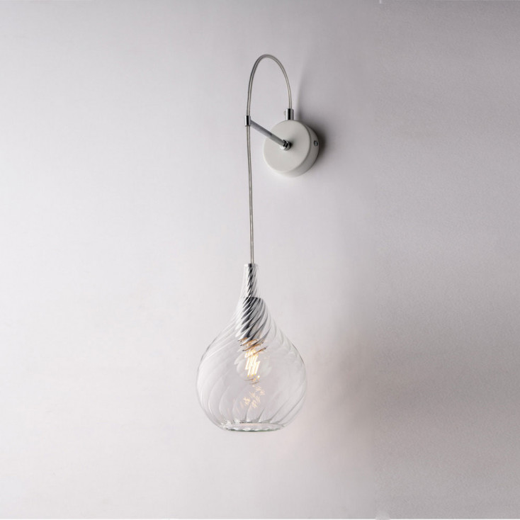 Lampada da parete con singolo diffusore in vetro dal design moderno ed elegante