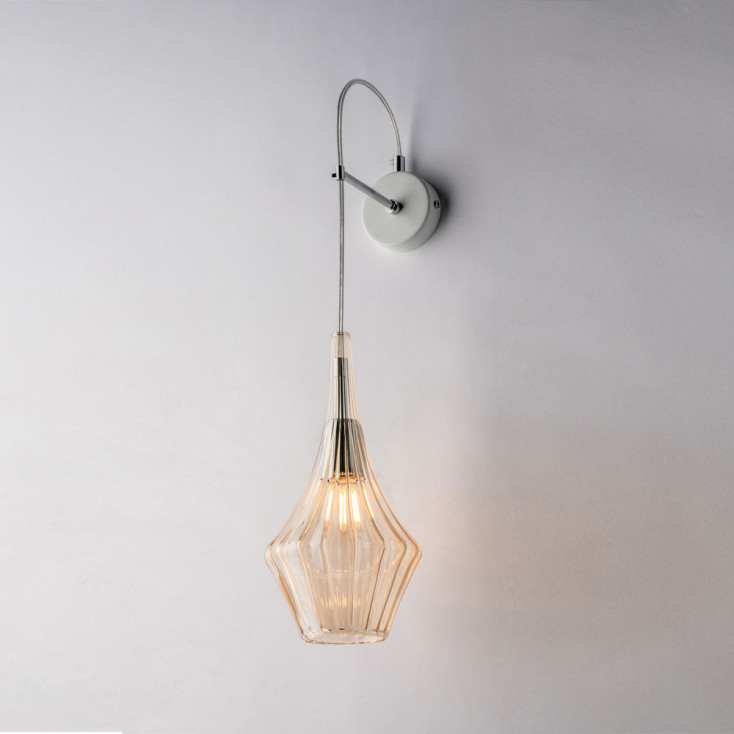 Lampada da parete con singolo diffusore in vetro dal design moderno ed elegante
