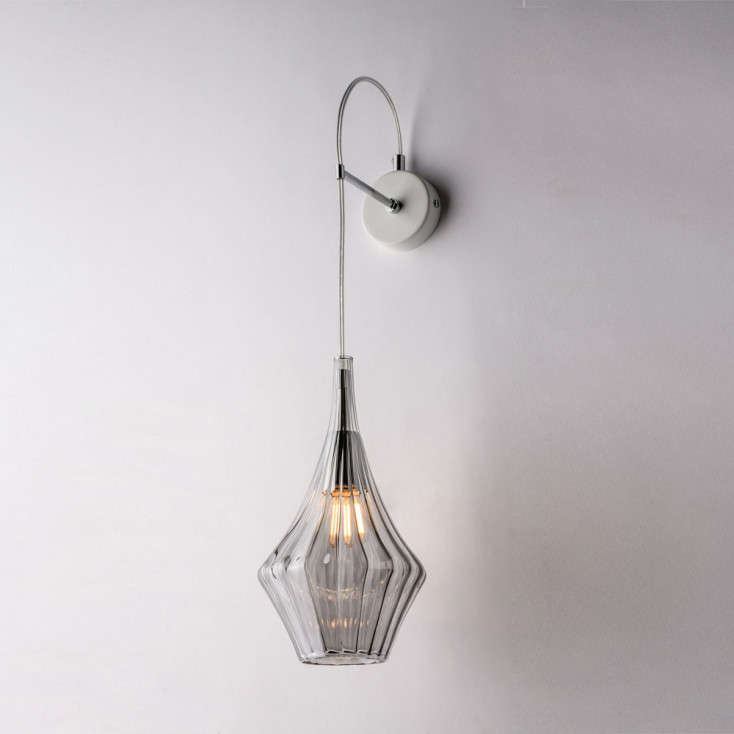 Lampada da parete con singolo diffusore in vetro dal design moderno ed elegante