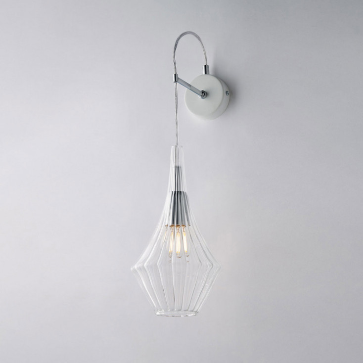 Lampada da parete con singolo diffusore in vetro dal design moderno ed elegante
