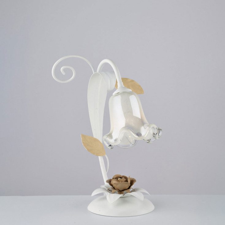 Lampada da tavolo classica con diffusore in vetro e struttura in metallo