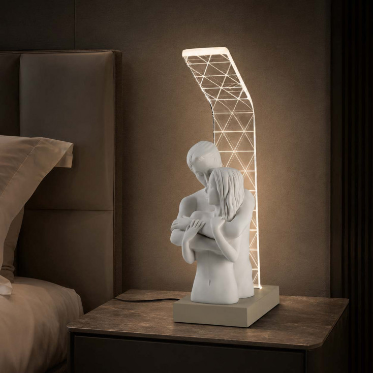 Abat-jour LED con scultura di innamorati