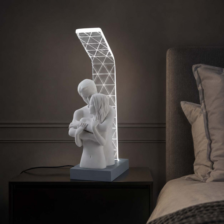 Abatjour lampada da comodino a LED con scultura di innamorati