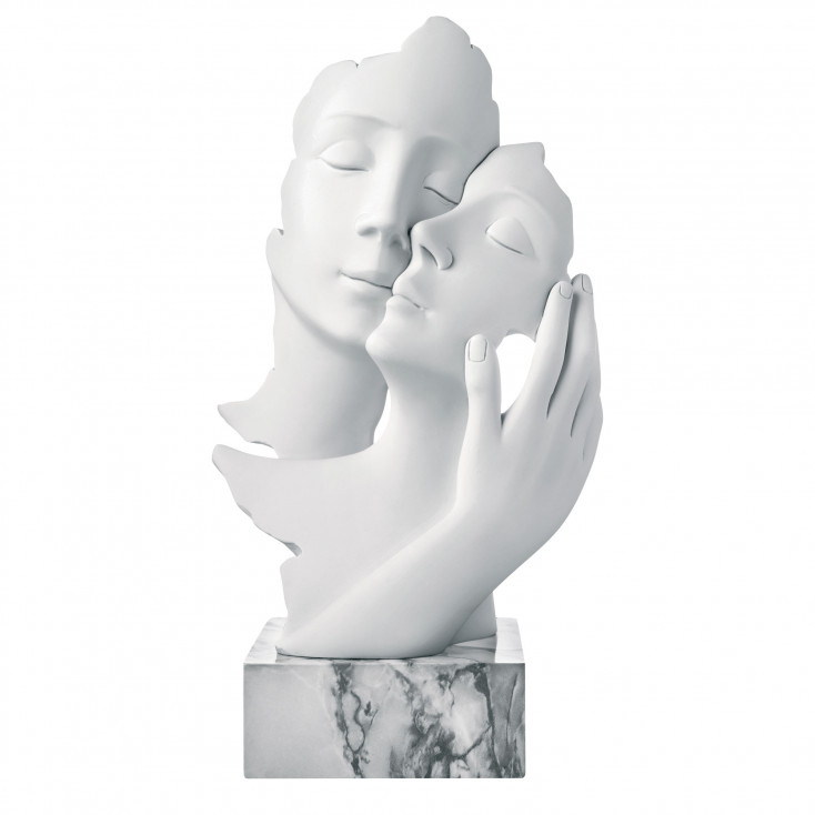 Scultura da tavolo grande in marmorino con abbraccio innamorati