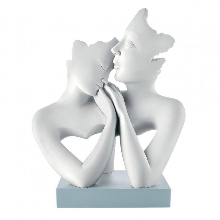 Scultura da tavolo piccola in marmorino dal design moderno con coppia innamorati
