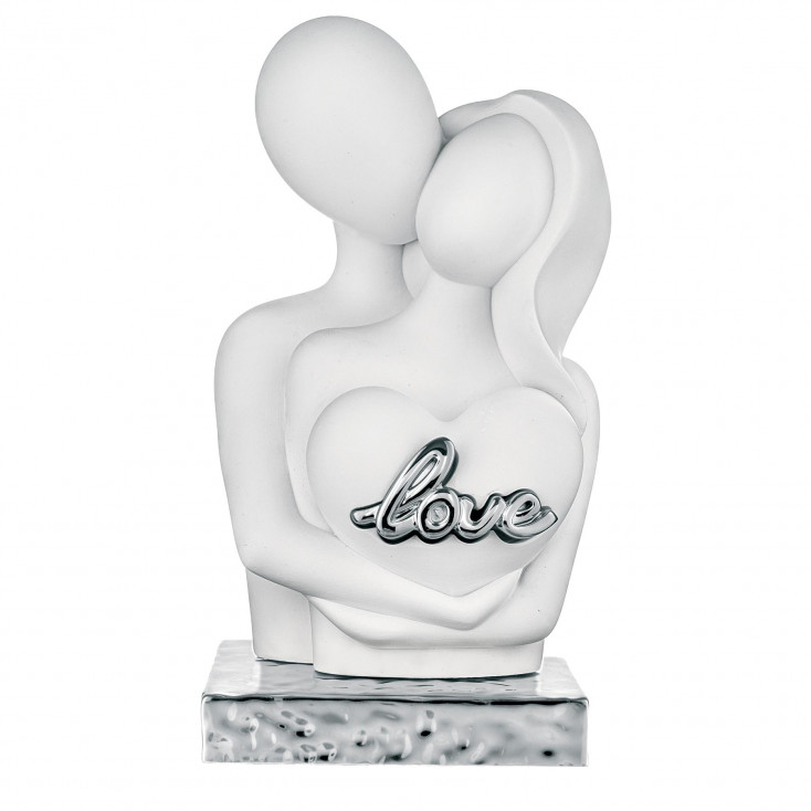 Scultura grande con abbraccio di innamorati con cuore in marnorino