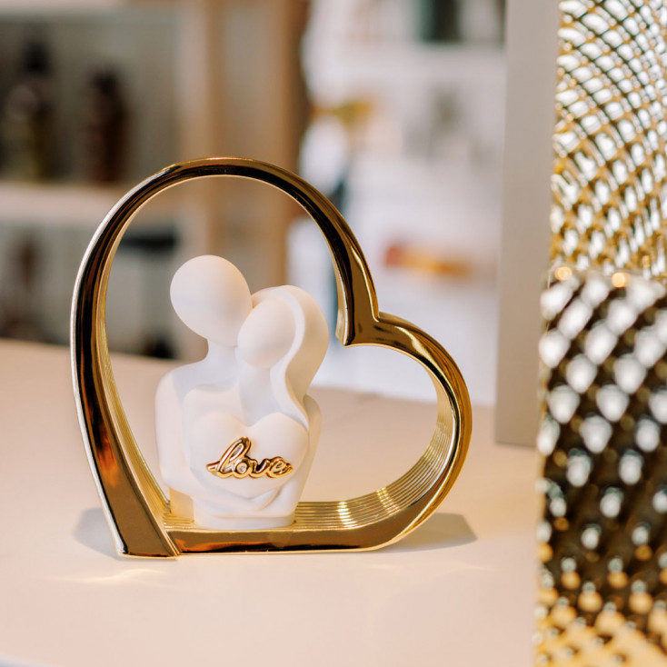 Scultura piccola in marmorino con cuore e coppia con scritta love