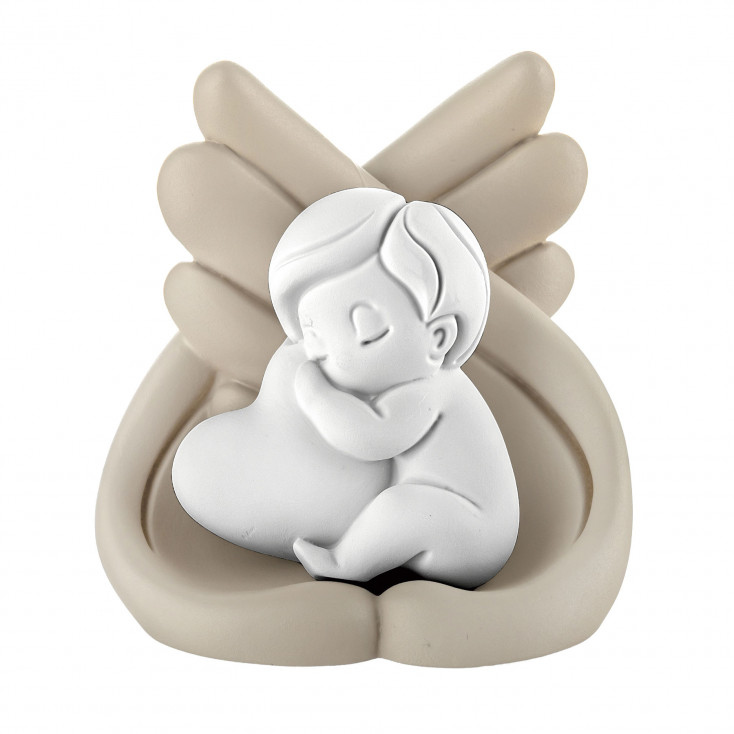 Scultura in marmorino con bambino che abbraccia un cuore