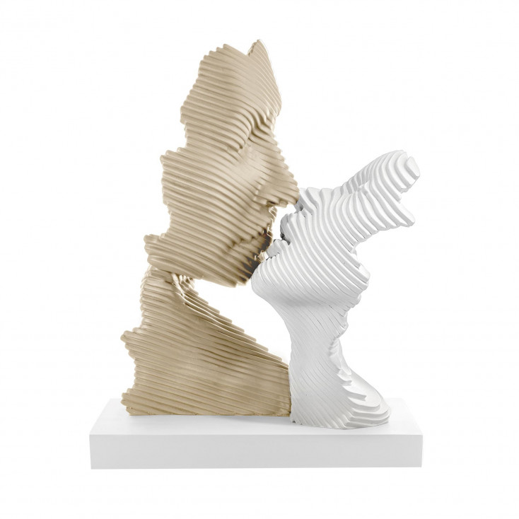 Scultura in marmorino grande con base bianca