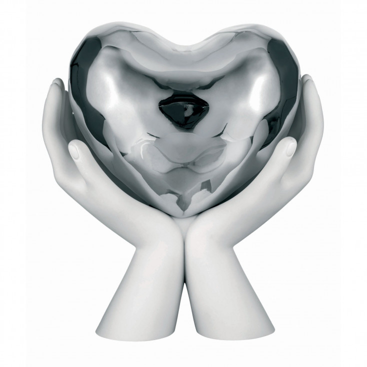 Scultura moderna media con mani che stringono un cuore