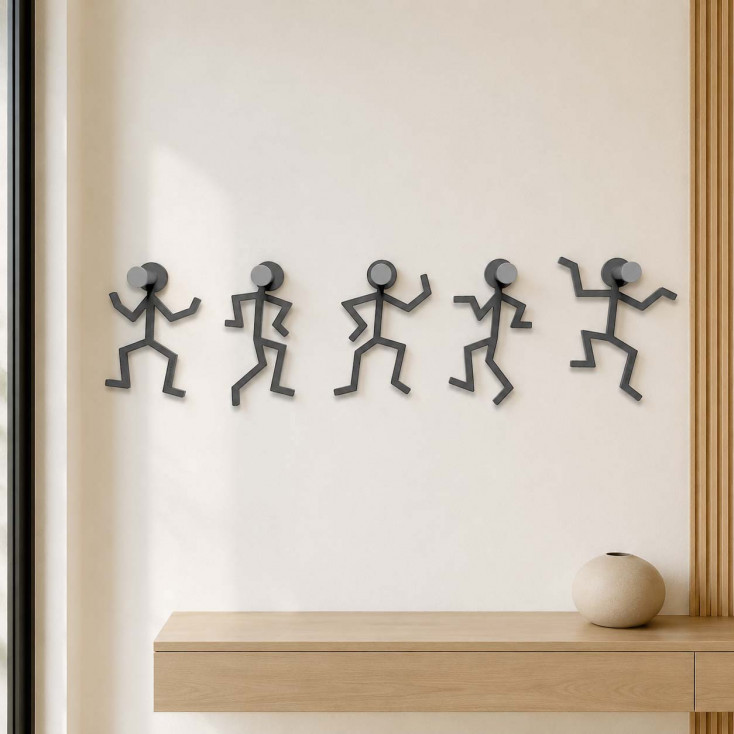 Appendiabiti da parete in legno con omini danzanti e 5 ganci in alluminio