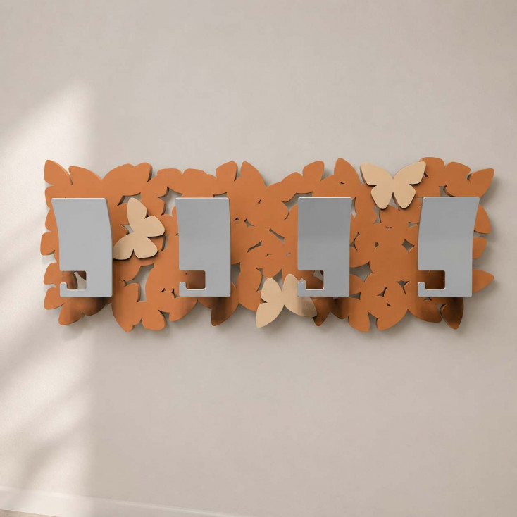 Appendiabiti dal design famoso in legno con farfalle intagliate a laser