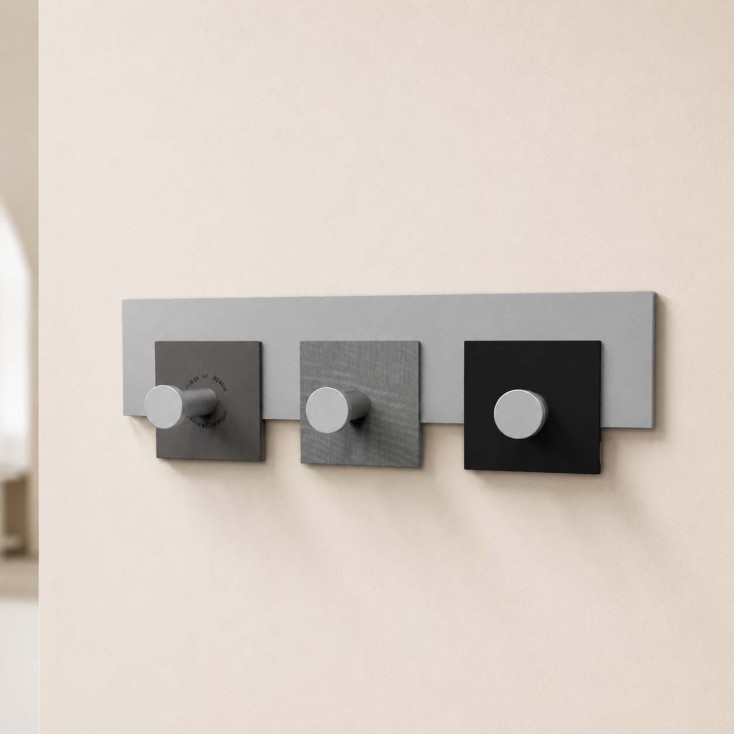 Appendiabiti moderno a muro sagomato in legno con 3 ganci in alluminio
