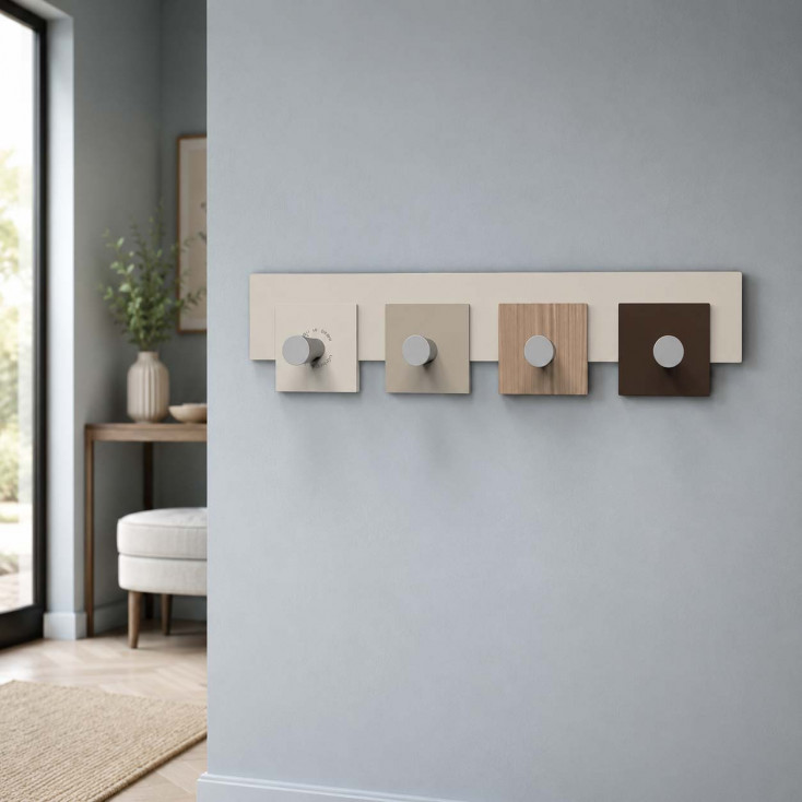 Attaccapanni da parete in legno dal design minimalista con 4 ganci