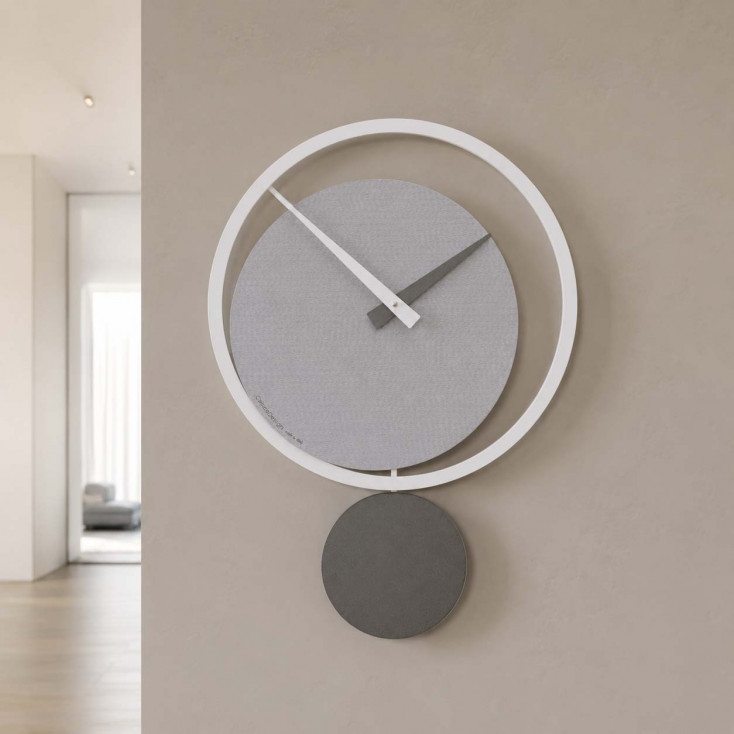 Orologio da parete a pendolo in legno dal design moderno