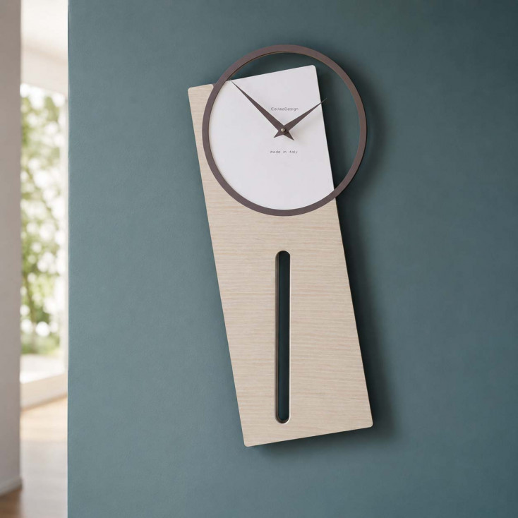 Orologio da parete a pendolo in legno dal design moderno ed elegante