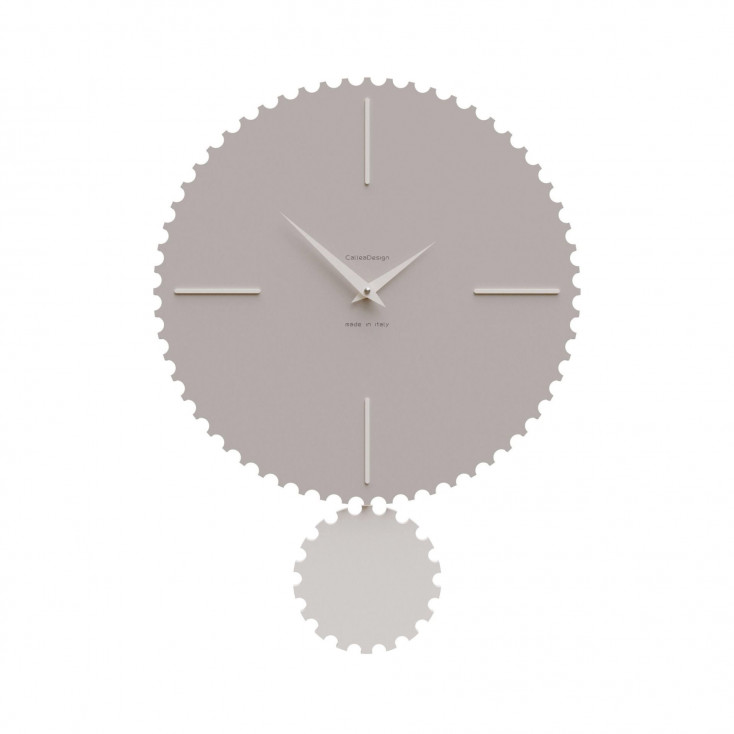 Orologio da parete moderno con pendolo in legno sagomato e finiture eleganti