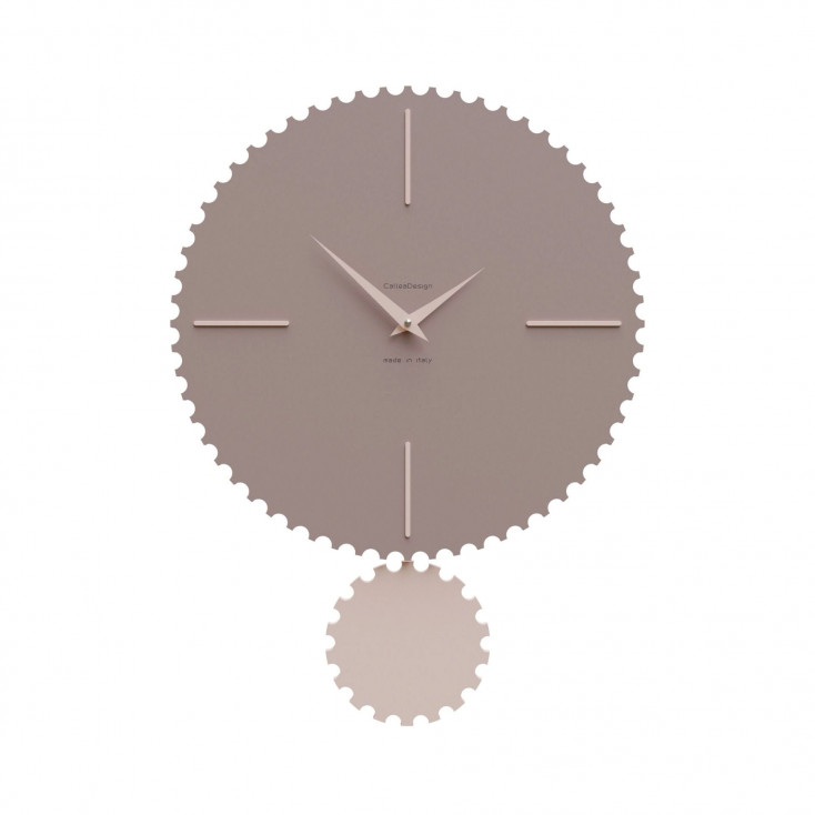 Orologio da parete moderno con pendolo in legno sagomato e finiture eleganti