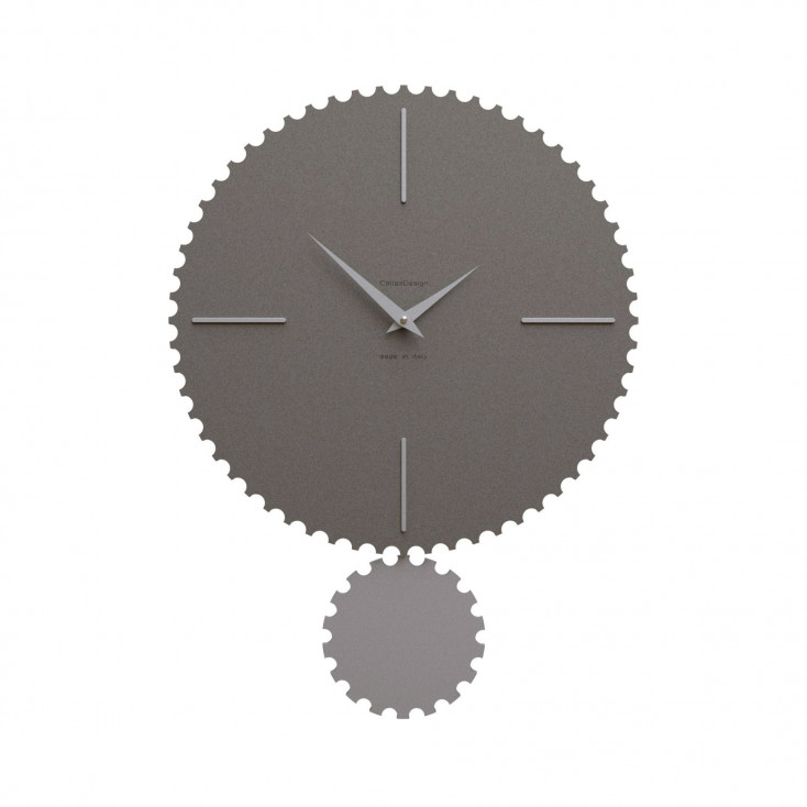 Orologio da parete moderno con pendolo in legno sagomato e finiture eleganti