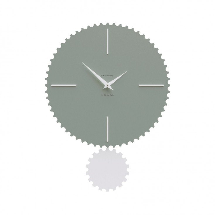 Orologio da parete moderno con pendolo in legno sagomato e finiture eleganti