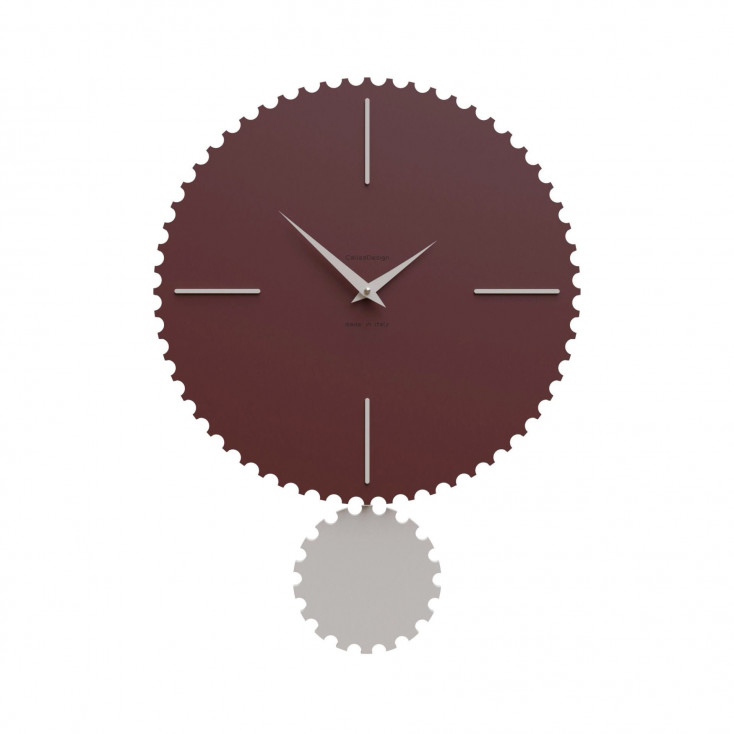 Orologio da parete moderno con pendolo in legno sagomato e finiture eleganti