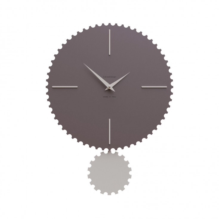 Orologio da parete moderno con pendolo in legno sagomato e finiture eleganti