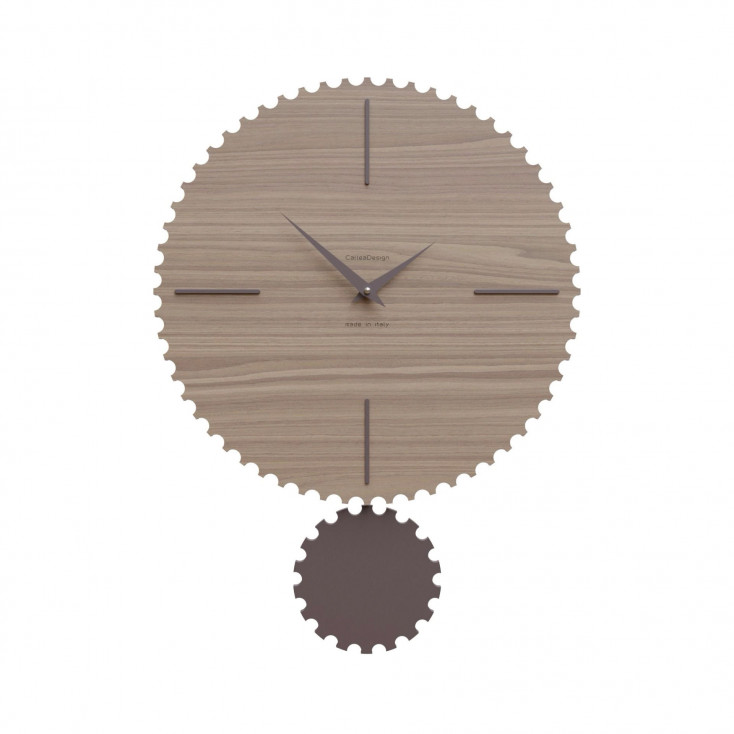 Orologio da parete moderno con pendolo in legno sagomato e finiture eleganti