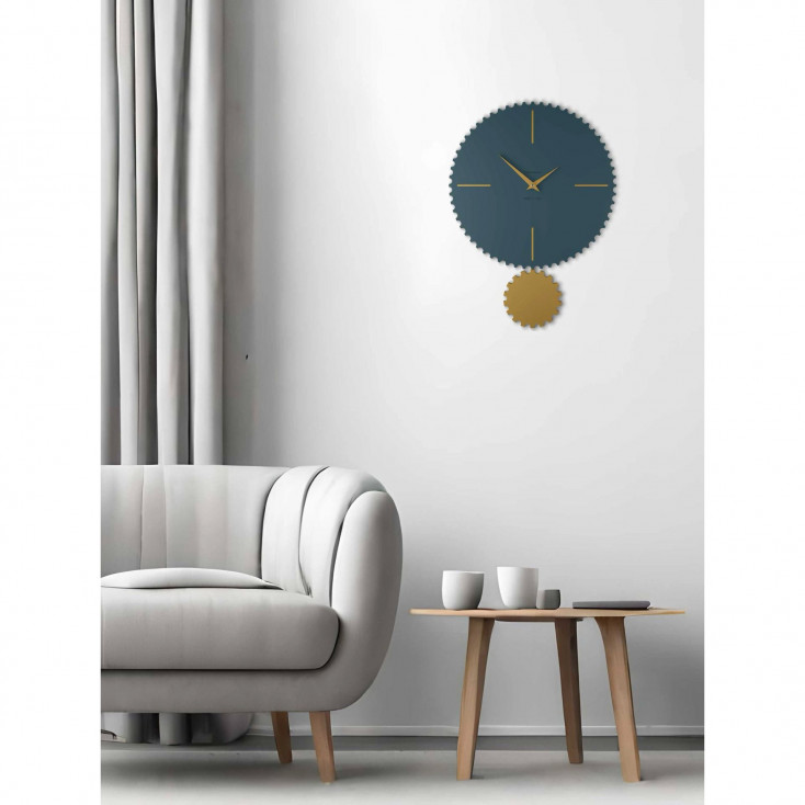 Orologio da parete moderno con pendolo in legno sagomato e finiture eleganti