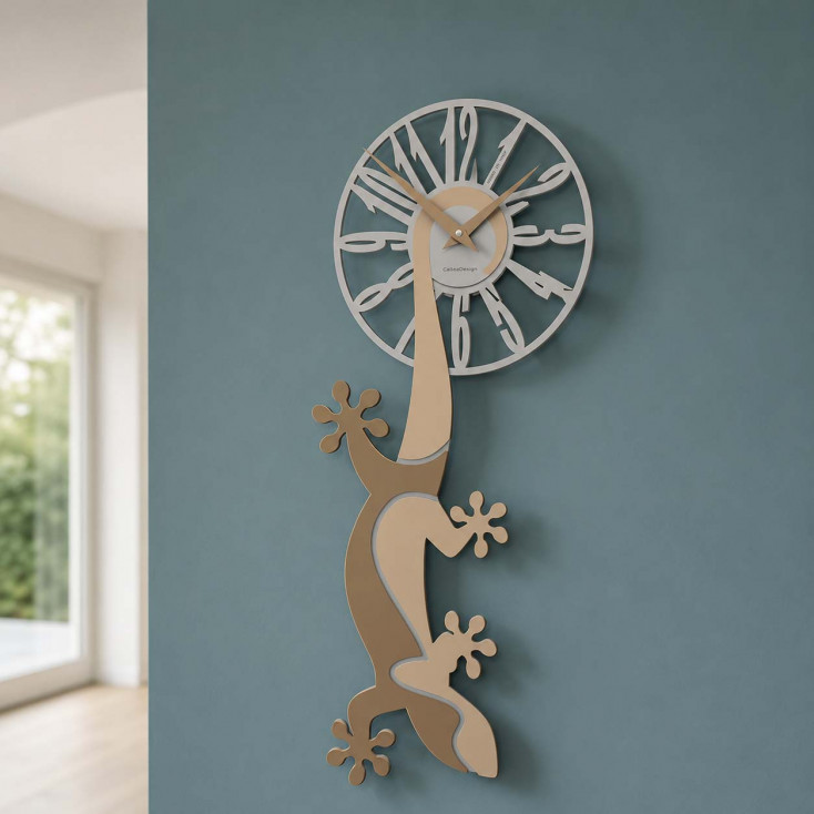 Orologio da parete dal design particolare in legno