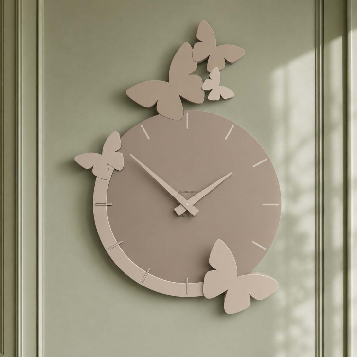 Orologio da parete in legno con farfalle dal design moderno