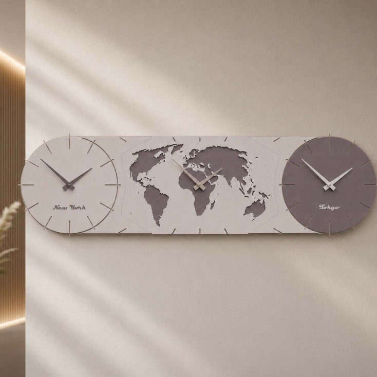 Orologio da parete in legno con fusi orari e design moderno