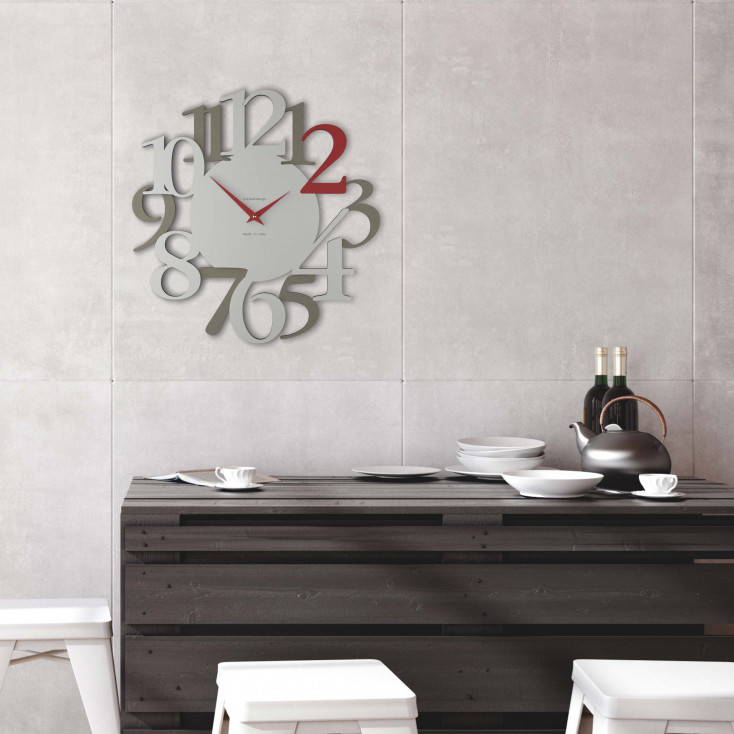 Orologio da parete in legno con numeri dal design moderno