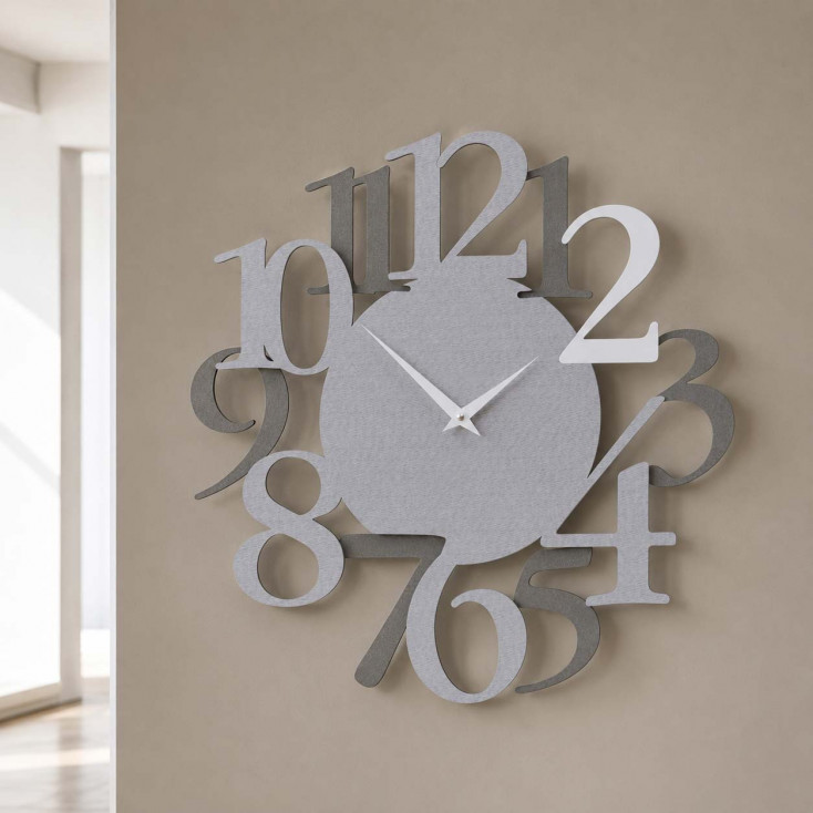 Orologio da parete in legno con numeri dal design moderno